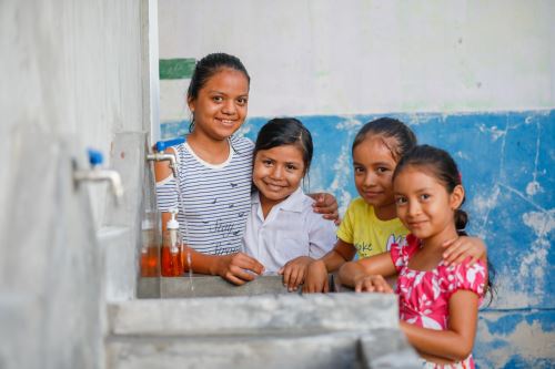 Familia agua y saneamiento. Cortesía MVCS