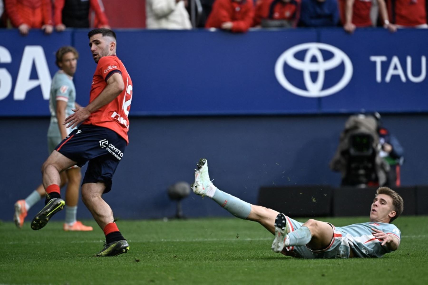 El centrocampista español del Atlético de Madrid Pablo Barrios (R) cuida el tiro a puerta durante el partido de fútbol de la liga española entre el CA Osasuna y el Club Atlético de Madrid en el Estadio El Sadar de Pamplona, el 15 de mayo de 2025. (Foto de ANDER GILLENEA / AFP)