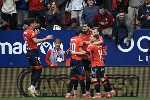 El defensa español del Osasuna #24 Alejandro Catena (C) celebra al marcar el primer gol de su equipo durante el partido de fútbol de la liga española entre el CA Osasuna y el Club Atlético de Madrid en el Estadio El Sadar de Pamplona, el 15 de mayo de 2025. (Foto de ANDER GILLENEA / AFP)