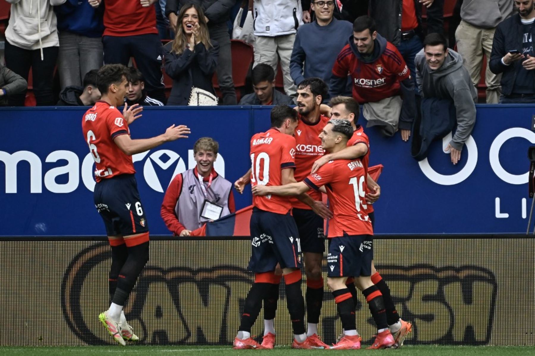 El defensa español del Osasuna #24 Alejandro Catena (C) celebra al marcar el primer gol de su equipo durante el partido de fútbol de la liga española entre el CA Osasuna y el Club Atlético de Madrid en el Estadio El Sadar de Pamplona, el 15 de mayo de 2025. (Foto de ANDER GILLENEA / AFP)