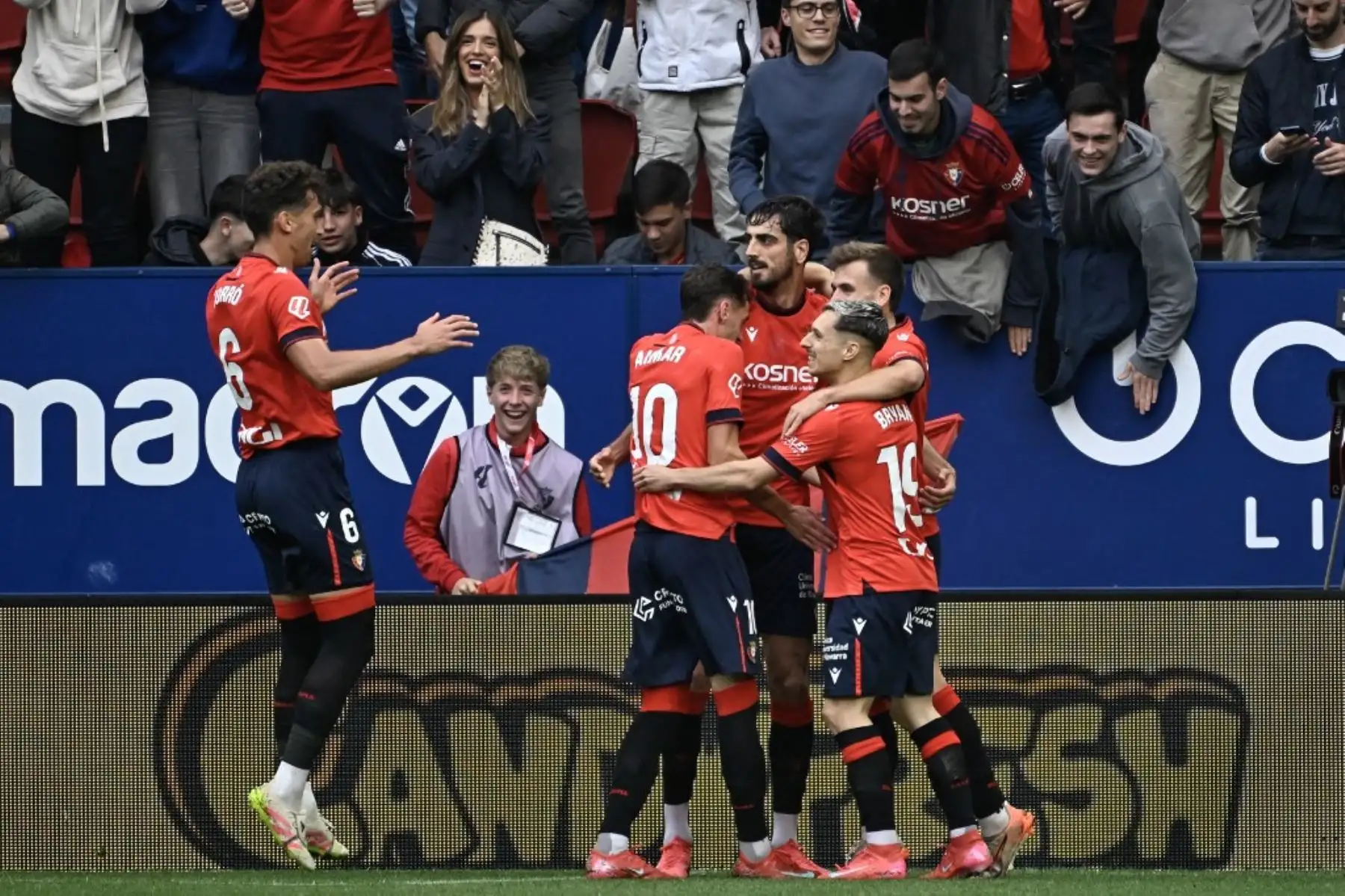 El defensa español del Osasuna #24 Alejandro Catena (C) celebra al marcar el primer gol de su equipo durante el partido de fútbol de la liga española entre el CA Osasuna y el Club Atlético de Madrid en el Estadio El Sadar de Pamplona, el 15 de mayo de 2025. (Foto de ANDER GILLENEA / AFP)