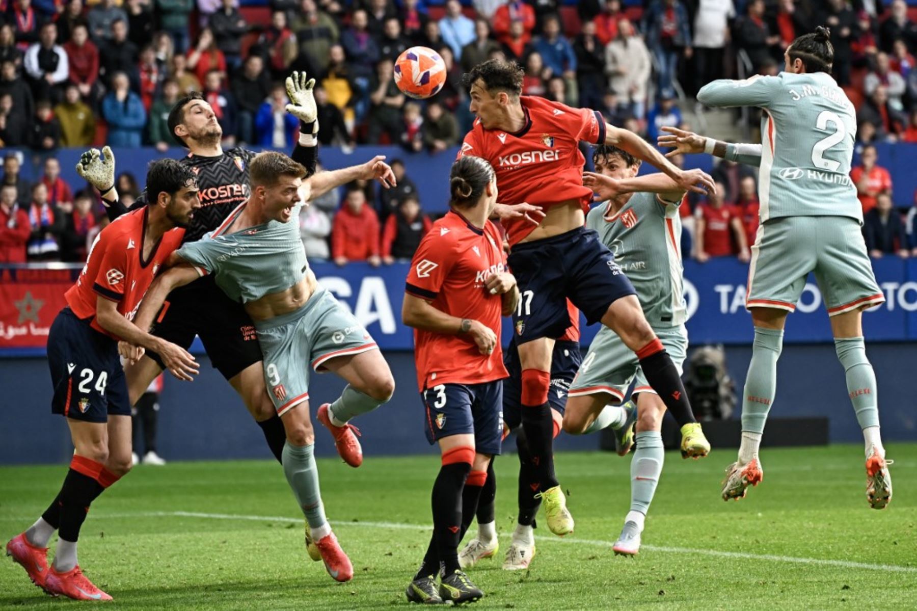 El delantero noruego del Atlético de Madrid #09 Alexander Sorloth (3L) choca con el defensa español del Osasuna #24 Alejandro Catena (Il) y el portero español del Osasuna #01 Sergio Herrera Piron durante el partido de fútbol de la liga española entre el CA Osasuna y el Club Atlético de Madrid en el Estadio El Sadar de Pamplona, el 15 de mayo de 2025. (Foto de ANDER GILLENEA / AFP)