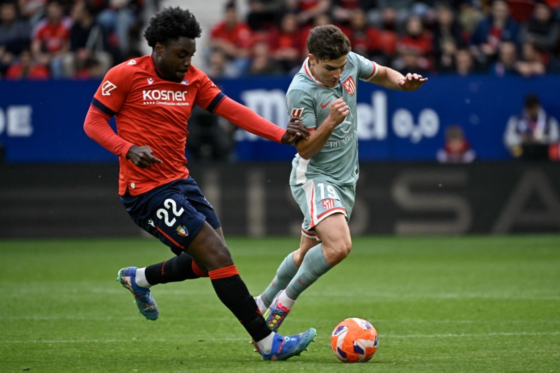 El defensor de Camerún del Osasuna #22 Flavien Boyomo (L) compite por el balón con el delantero argentino del Atlético de Madrid #19 Julian Álvarez durante el partido de fútbol de la liga española entre CA Osasuna y el Club Atlético de Madrid en el Estadio El Sadar de Pamplona, el 15 de mayo de 2025. (Foto de ANDER GILLENEA / AFP)