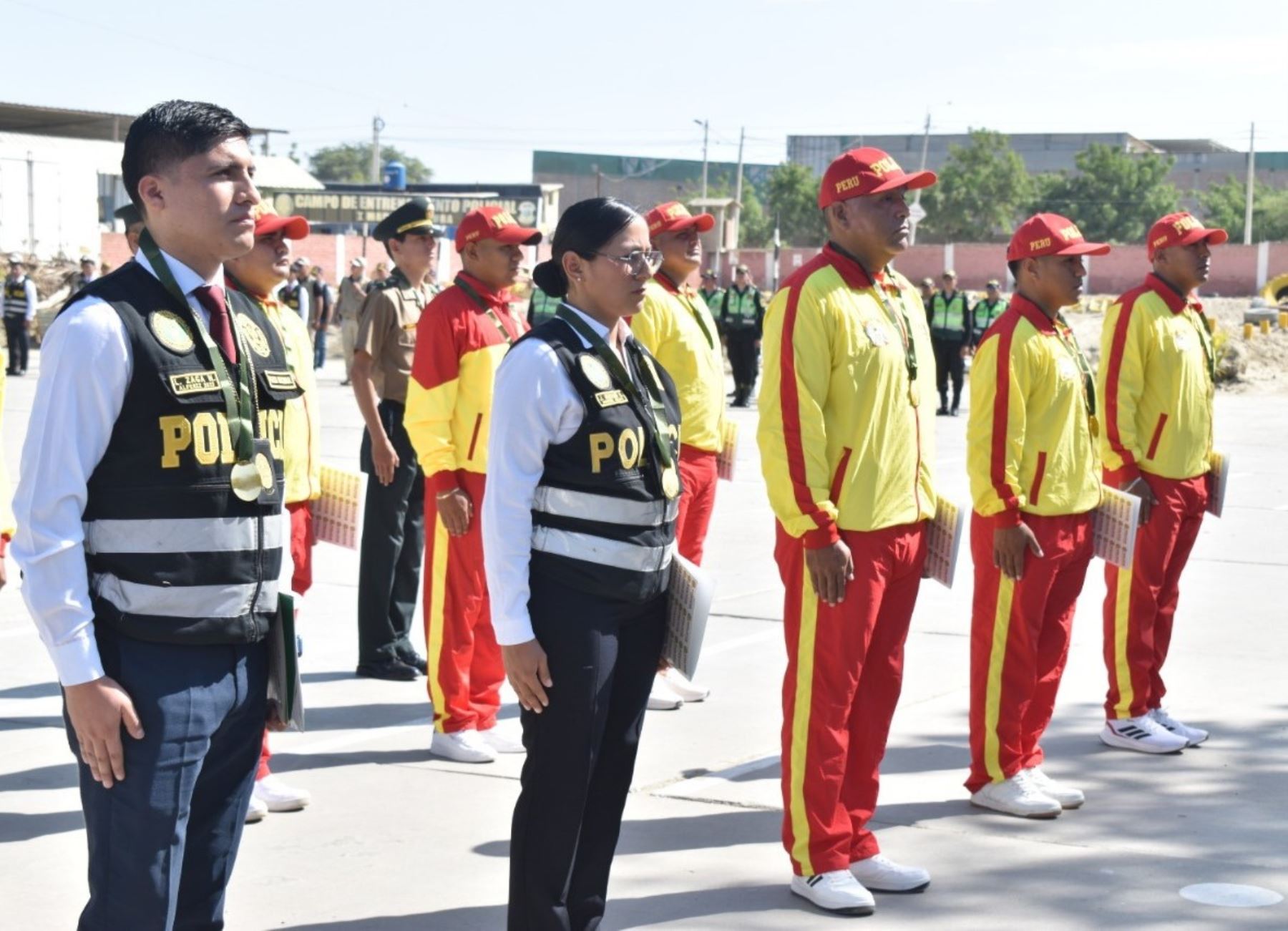 Ocho agentes de la Unidad de Salvataje de Piura de la Policía Nacional del Perú fueron distinguidos, junto a otros siete efectivos, como "Policías del mes" por cumplir una distinguida labor. ANDINA/Difusión