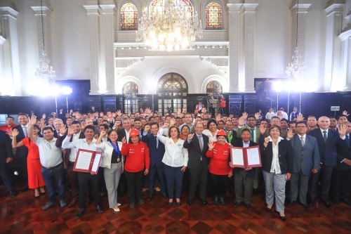 Presidenta Dina Boluarte lidera ceremonia de firma de convenios del programa Llamkasun Perú