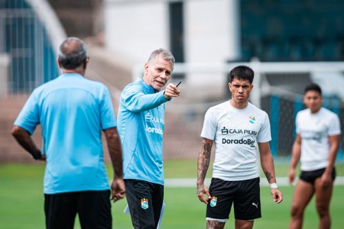 Paulo Autuori dirige una nueva jornada de entrenamientos en La Florida