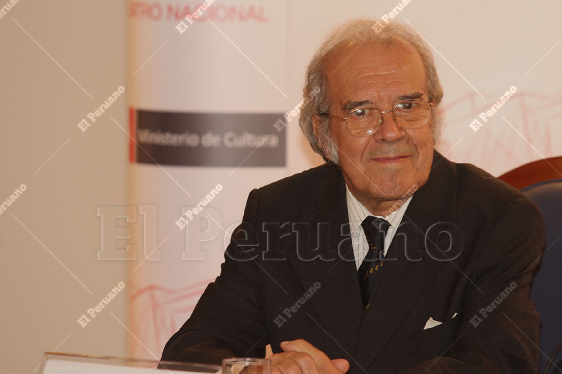 Lima – 4 setiembre 2012 / Luis Alva Talledo, tenor peruano, recibió la condecoración de Personalidad Meritoria de Cultura, en el Gran teatro Nacional. Foto: Archivo El Peruano