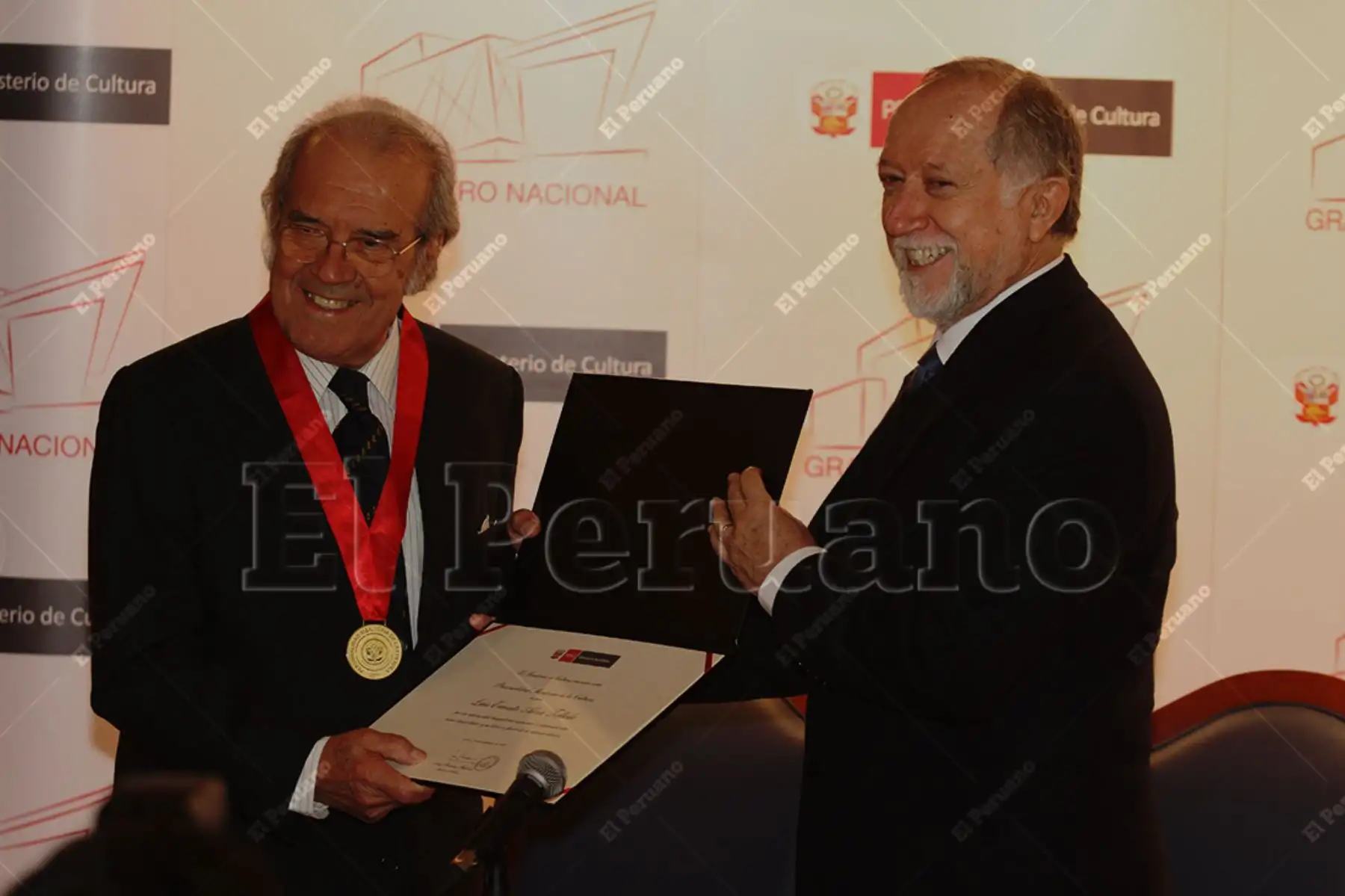 Lima- 4 setiembre 2012 / El tenor Luis Alva Talledo, recibió la distinción Personalidad Meritoria de la Cultura, del ministro del rubro Luis Peirano Falconí. Foto: Archivo El Peruano