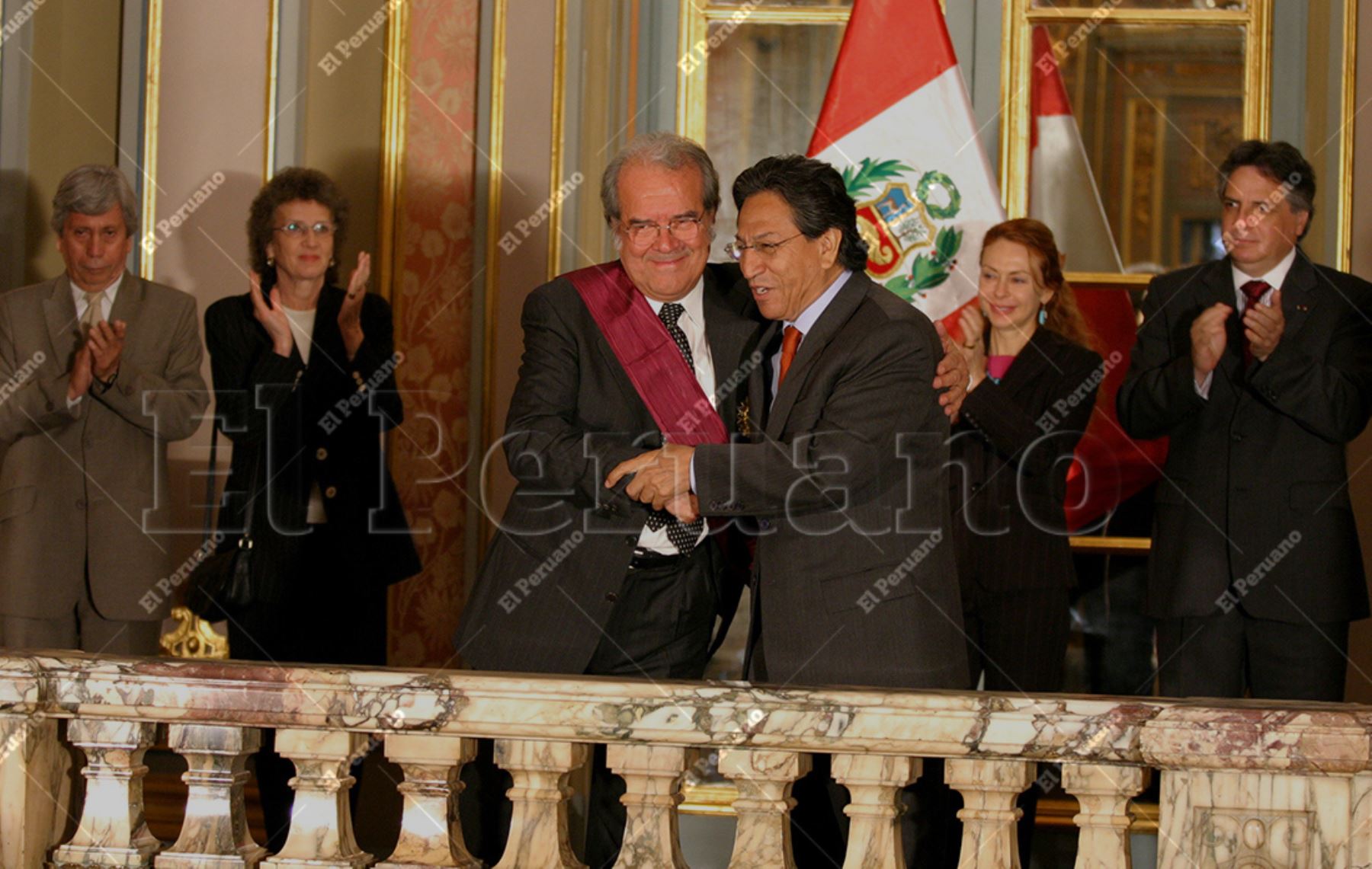 Lima – 6 octubre 2004 / El presidente Alejandro Toledo condecoró al tenor Luis Alva Talledo, con la Orden El Sol del Peru en el grado de Gran Cruz por su reconocida trayectoria y aporte a la cultura. Foto: Archivo Histórico El Peruano