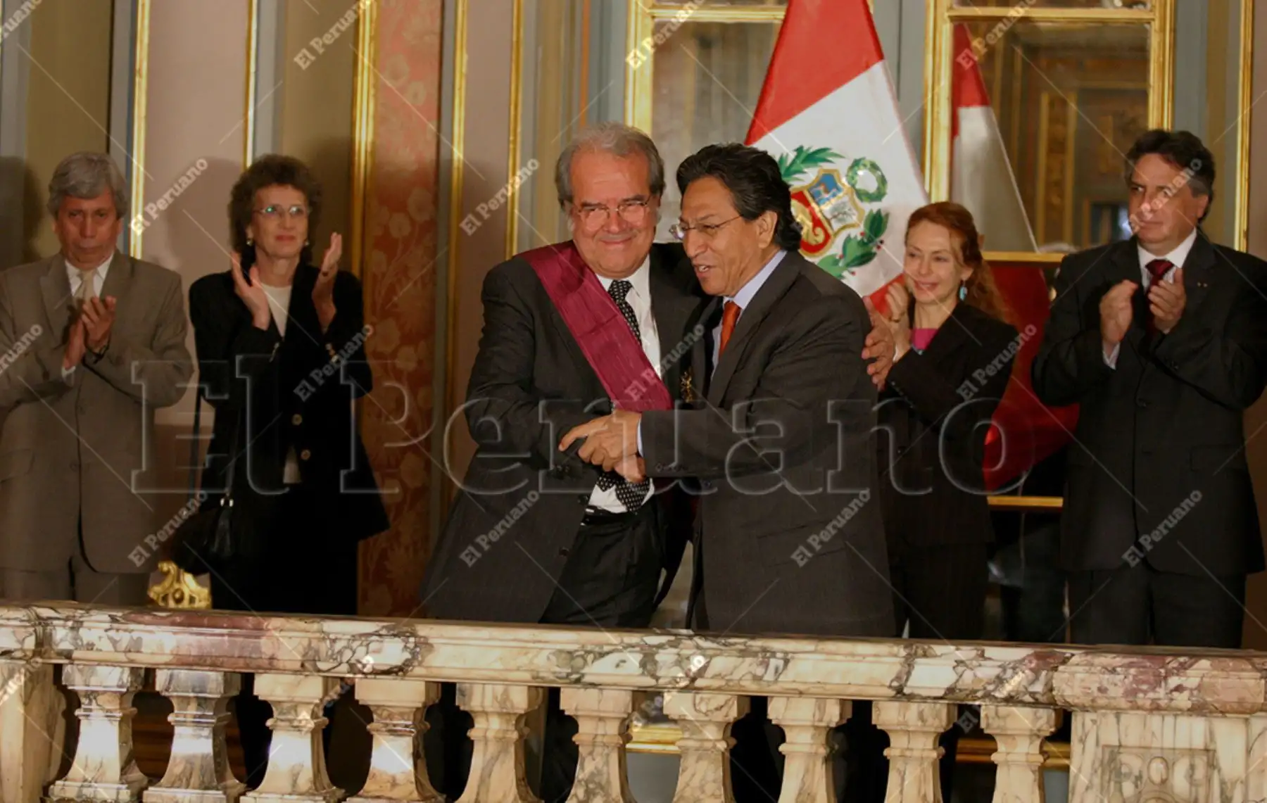 Lima – 6 octubre 2004 / El presidente Alejandro Toledo condecoró al tenor Luis Alva Talledo, con la Orden El Sol del Peru en el grado de Gran Cruz por su reconocida trayectoria y aporte a la cultura. Foto: Archivo Histórico El Peruano
