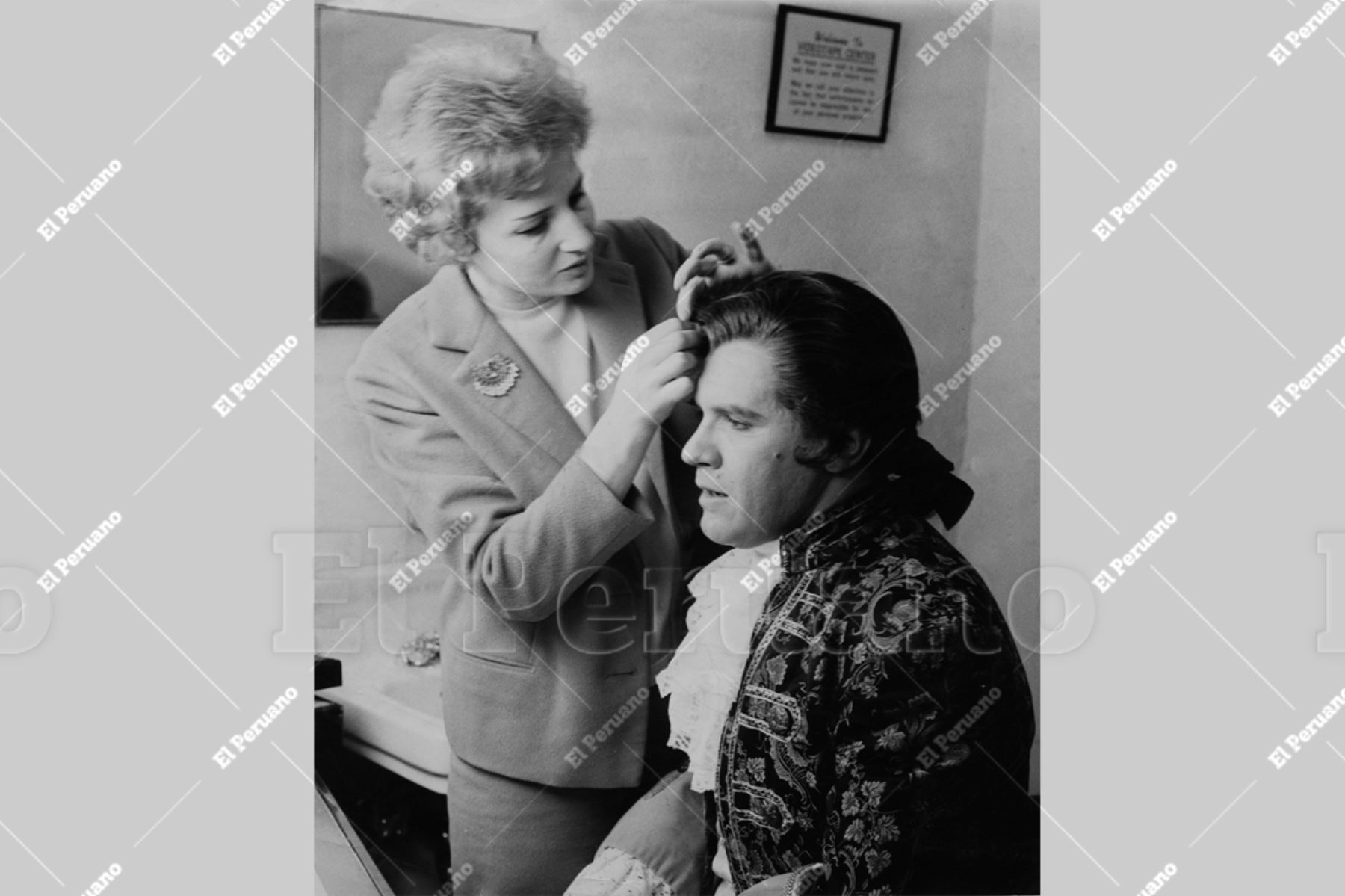 Nueva York - abril 1964 / El tenor peruano Luis Alva talledo, caracterizándose para unas de sus presentaciones. Foto: Archivo Histórico El Peruano