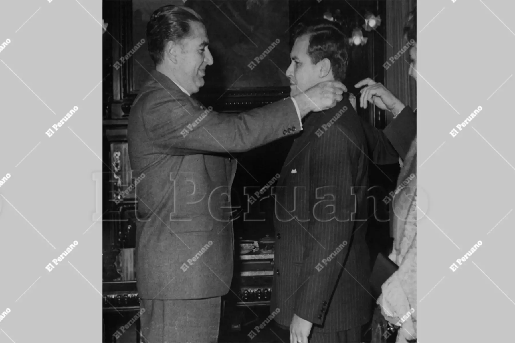 Lima - 23 setiembre 1963 / El presidente de la República, Fernando Belaúnde Terry, condecoró con la Orden El Sol del Perú al destacado tenor peruano Luis Alva Talledo. Foto: Archivo Histórico El Peruano