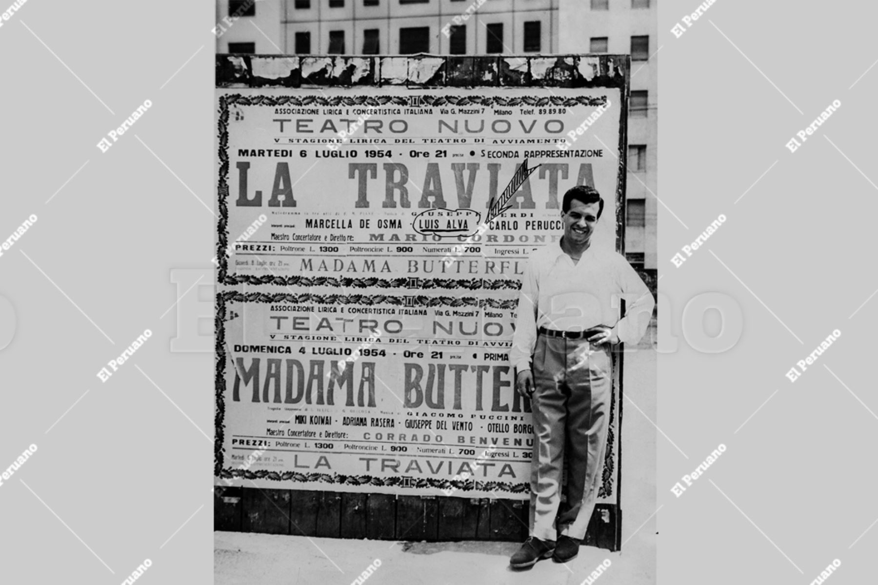 Milán, Italia - julio 1954 / El tenor peruano Luis Alva, posa a lado del cartel que promociona su participación en  la ópera "La Traviata" en el Teatro Nuovo. Foto: Archivo Histórico El Peruano
