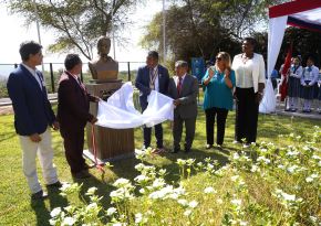 Con la entrega de ofrendas florales y declamación poética, esta mañana Nasca le rindió homenaje a la investigadora María Reiche, protectora de las Líneas y Geoglifos de Nasca. Foto: Genry Bautista