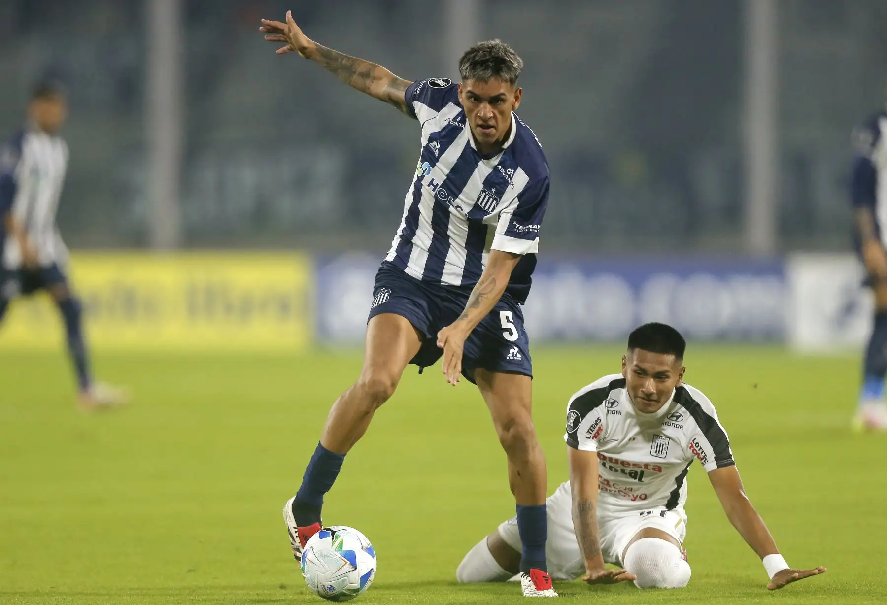 El mediocampista de Talleres, Alejandro Galarza, y el mediocampista  de Alianza Lima, Piero Cari, luchan por el balón durante el partido de la fase de grupos de la Copa Libertadores entre Talleres de Córdoba de Argentina y Alianza Lima de Perú. Foto: AFP