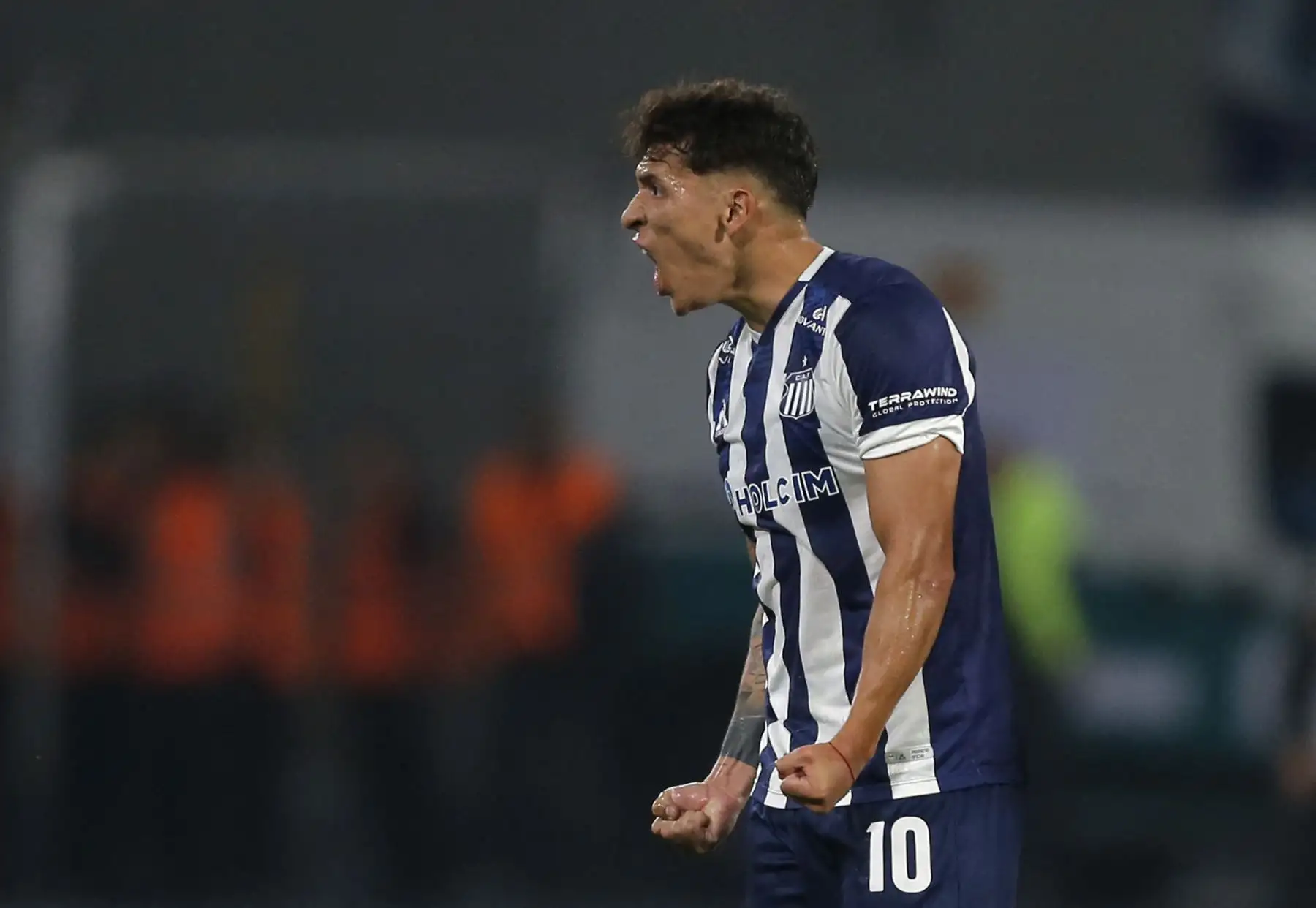 El mediocampista de Talleres, Rubén Botta, celebra después de anotar un gol durante el partido de fútbol de la fase de grupos de la Copa Libertadores entre Talleres de Córdoba de Argentina y Alianza Lima de Perú. AFP