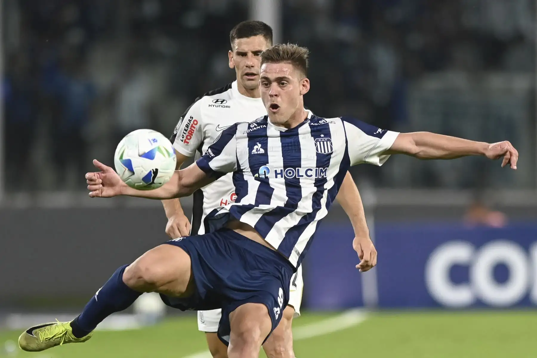 Federico Girotti de Talleres controla un balón este jueves, en un partido de la fase de grupos de la Copa Libertadores entre Atlético Talleres y Alianza Lima. Foto: EFE