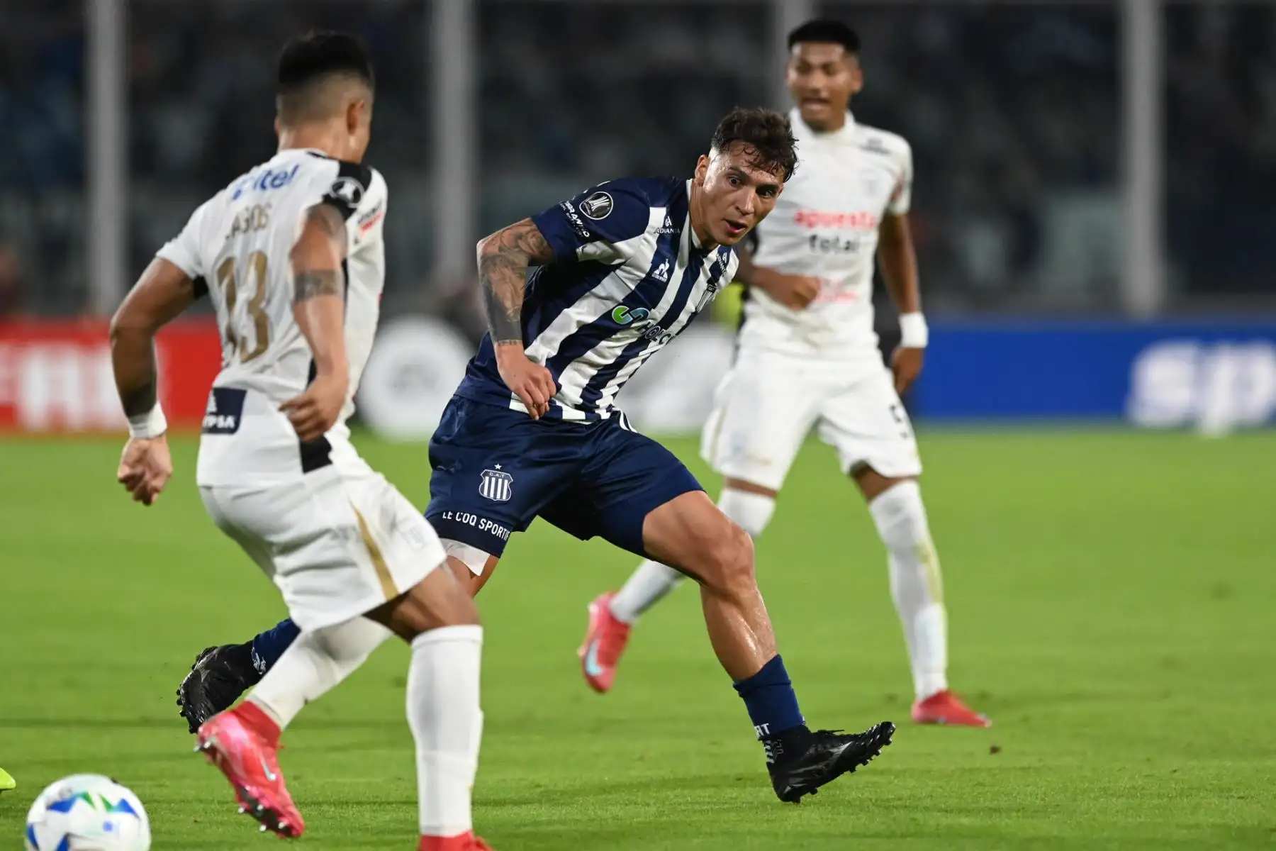 Rubén Botta  de Talleres disputa un balón con Ricardo Lagos de Alianza este jueves, en un partido de la fase de grupos de la Copa Libertadores entre Atlético Talleres y Alianza Lima. EFE