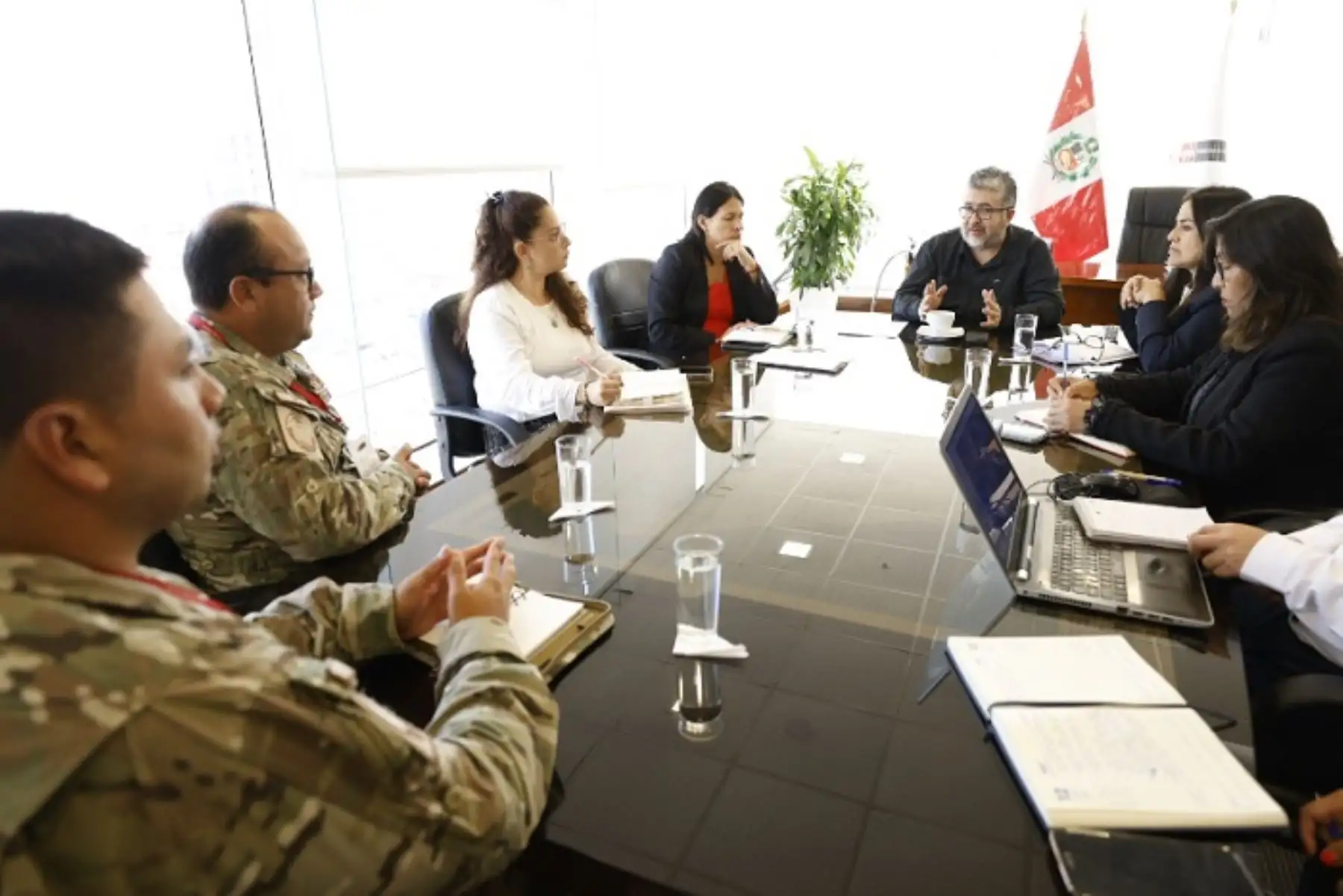 Ministro de Cultura, Fabricio Valencia, se reunió con el coronel FAP Jacobo Cavero Torres, comandante del Grupo de Fuerzas Especiales (Grufe), y el capitán FAP Luis David Bustamante Iquira, jefe del Departamento de Operaciones de dicha unidad.