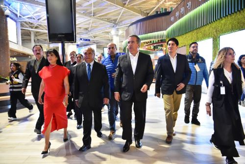 El ministro de Economía y Finanzas, Raúl Pérez Reyes llegó al nuevo Aeropuerto Internacional Jorge Chávez a recibir a los pasajeros que llegaron en el primer vuelo internacional, procedentes de Buenos Aires, Argentina, en la etapa de marcha blanca de la nueva infraestructura aeroportuaria. Foto: Cortesía.
