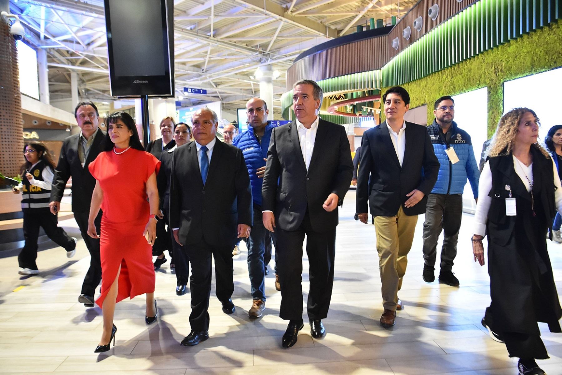 El ministro de Economía y Finanzas, Raúl Pérez Reyes llegó al nuevo Aeropuerto Internacional Jorge Chávez a recibir a los pasajeros que llegaron en el primer vuelo internacional, procedentes de Buenos Aires, Argentina, en la etapa de marcha blanca de la nueva infraestructura aeroportuaria. Foto: Cortesía.