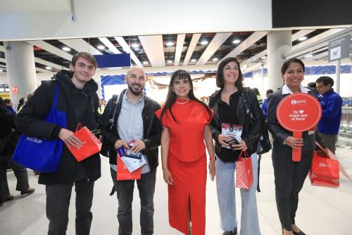 Ministra de Comercio Exterior y Turismo, Desilú León, recibió a los primeros pasajeros en llegar al nuevo Aeropuerto Internacional Jorge Chávez. Foto: Cortesía.