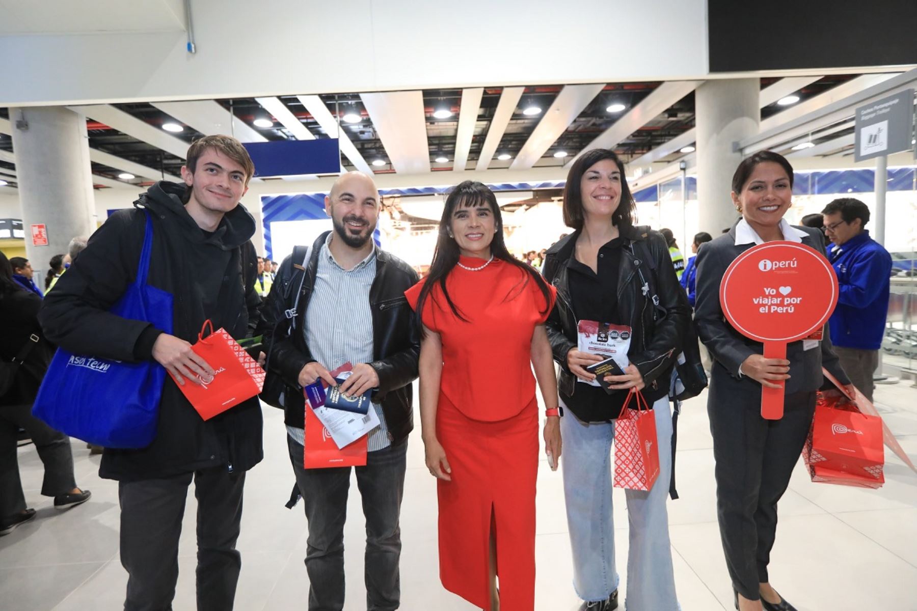 Ministra de Comercio Exterior y Turismo, Desilú León, recibió a los primeros pasajeros en llegar al nuevo Aeropuerto Internacional Jorge Chávez. Foto: Cortesía.
