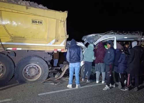 Trágico accidente en Azángaro, región Puno, deja ocho personas fallecidas y al menos diez heridas, varias de ellas de gravedad.