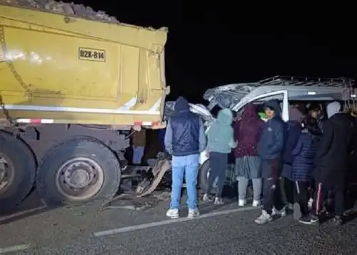 Trágico accidente en Azángaro, región Puno, deja ocho personas fallecidas y al menos diez heridas, varias de ellas de gravedad.