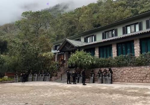 Un contingente de la Policía Nacional refuerza la vigilancia en hotel Sanctuary Lodge, ubicado en el Santuario Histórico de Machu Picchu al cumplirse hoy el fin del contrato de concesión. ANDINA/Difusión