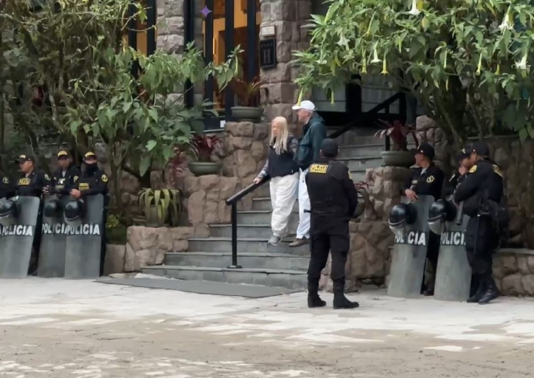 Policía Nacional redobla seguridad en los exteriores del hotel Sanctuary Lodge, ubicado cerca de la ciudadela inca de Machu Picchu, en Cusco.