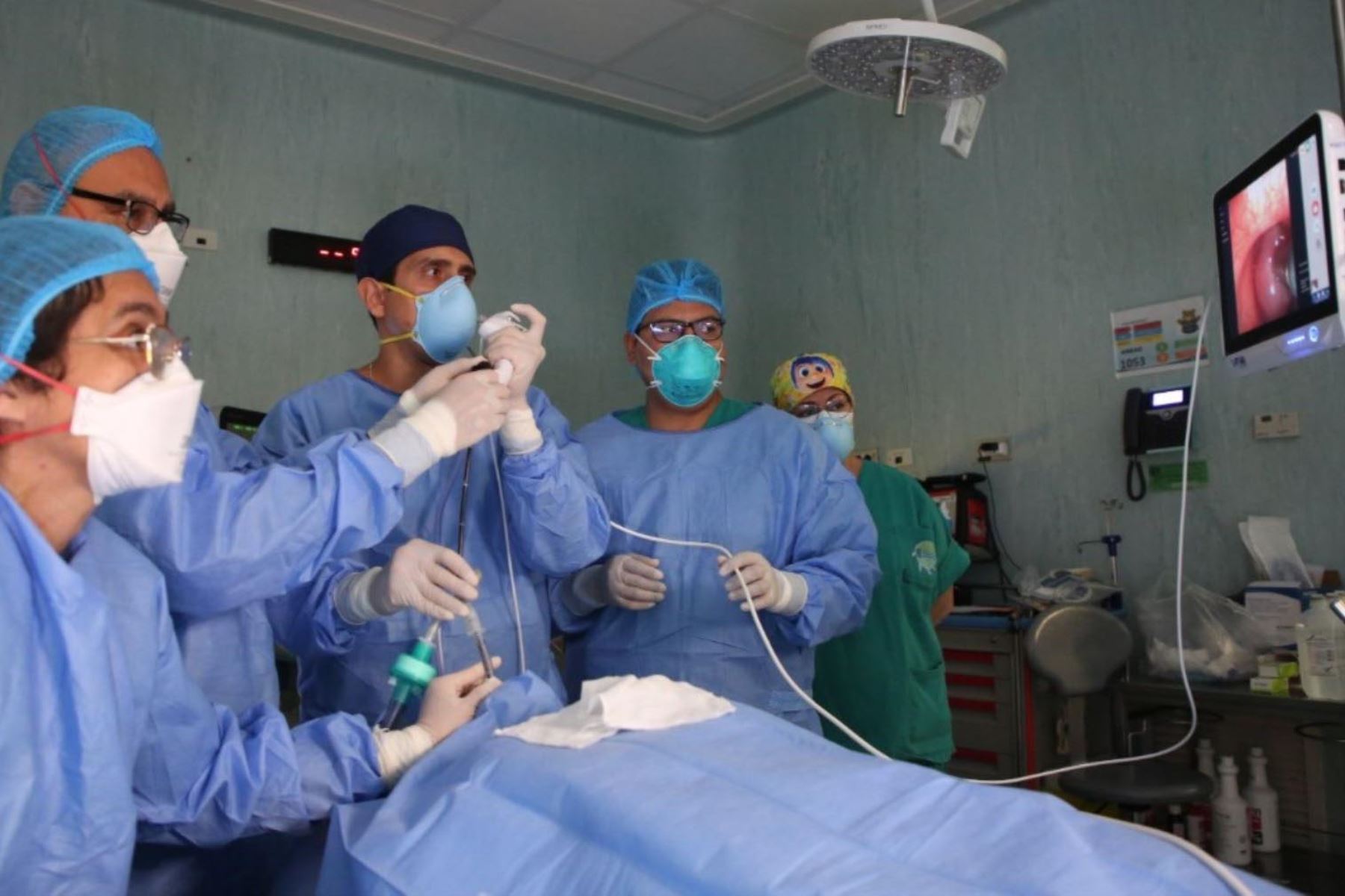 Se trata del primer procedimiento endoscópico Crioablación Endoluminal Bronquial realizado por neumólogos del Hospital de Emergencias Villa El Salvador. Foto: Minsa