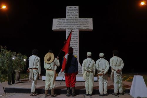 Escolares tacneños rinden honores a los héroes de la Batalla del Alto de la Alianza librada durante la Guerra del Pacífico. ANDINA/Difusión