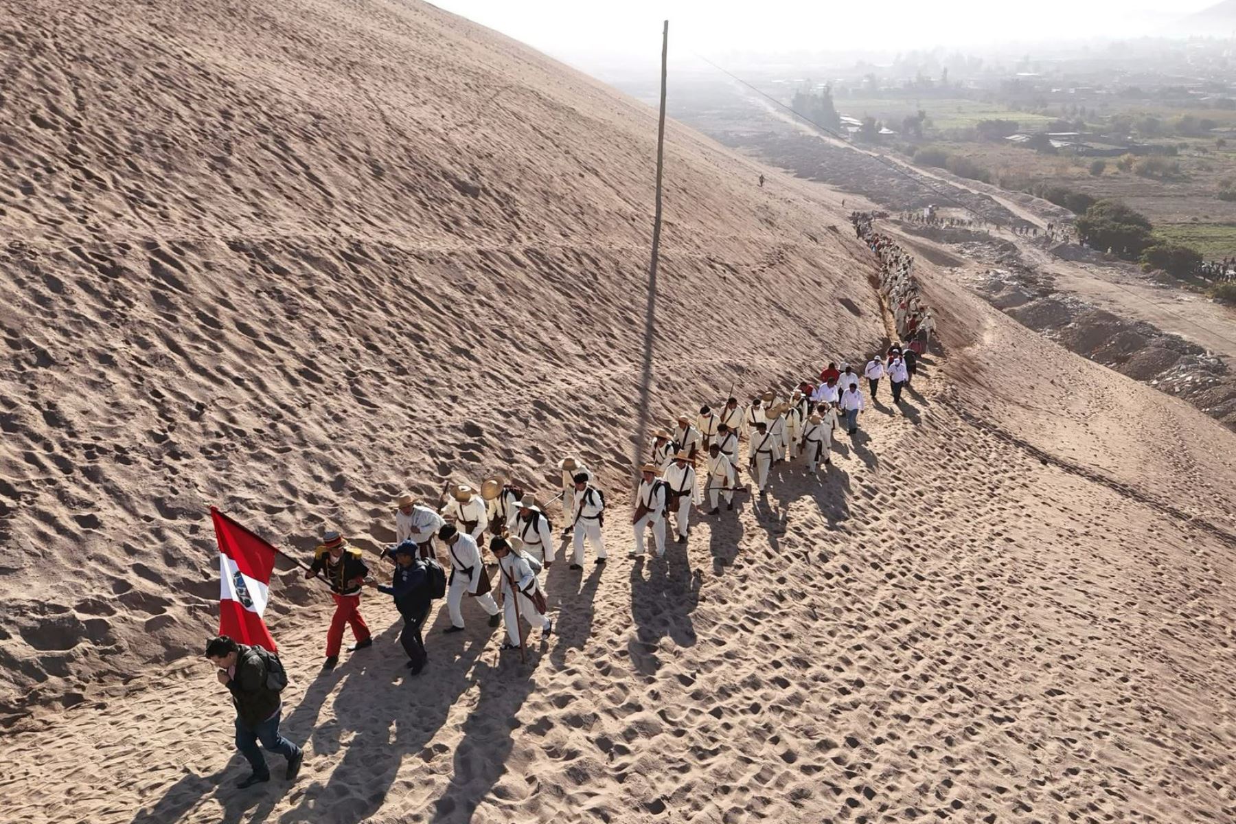 Como parte de la vigilia los estudiantes llegaron hasta la Gran Cruz de Mármol y el Campo santo con más de 700 cruces donde con gran respeto, colocaron farolas, encendieron velas y rememoraron a los valientes héroes. Foto: ANDINA/ Gore Tacna