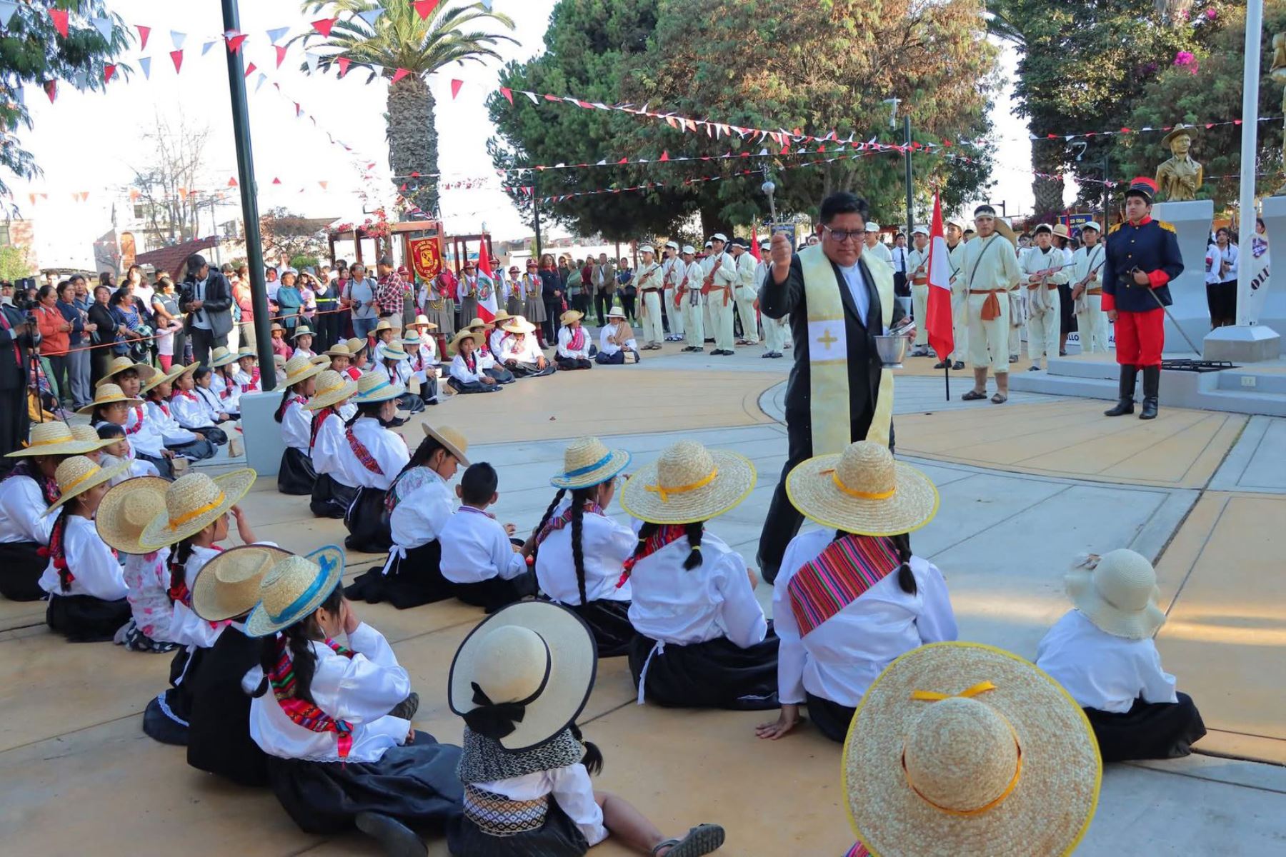 En esta ceremonia más de 200 estudiantes vestidos con trajes de la época, antes de partir hacia el Campo de la Alianza, recibieron la bendición del Padre Orestes Mamani Roque de la parroquia Virgen de la Candelaria. Foto: ANDINA/ Gore Tacna