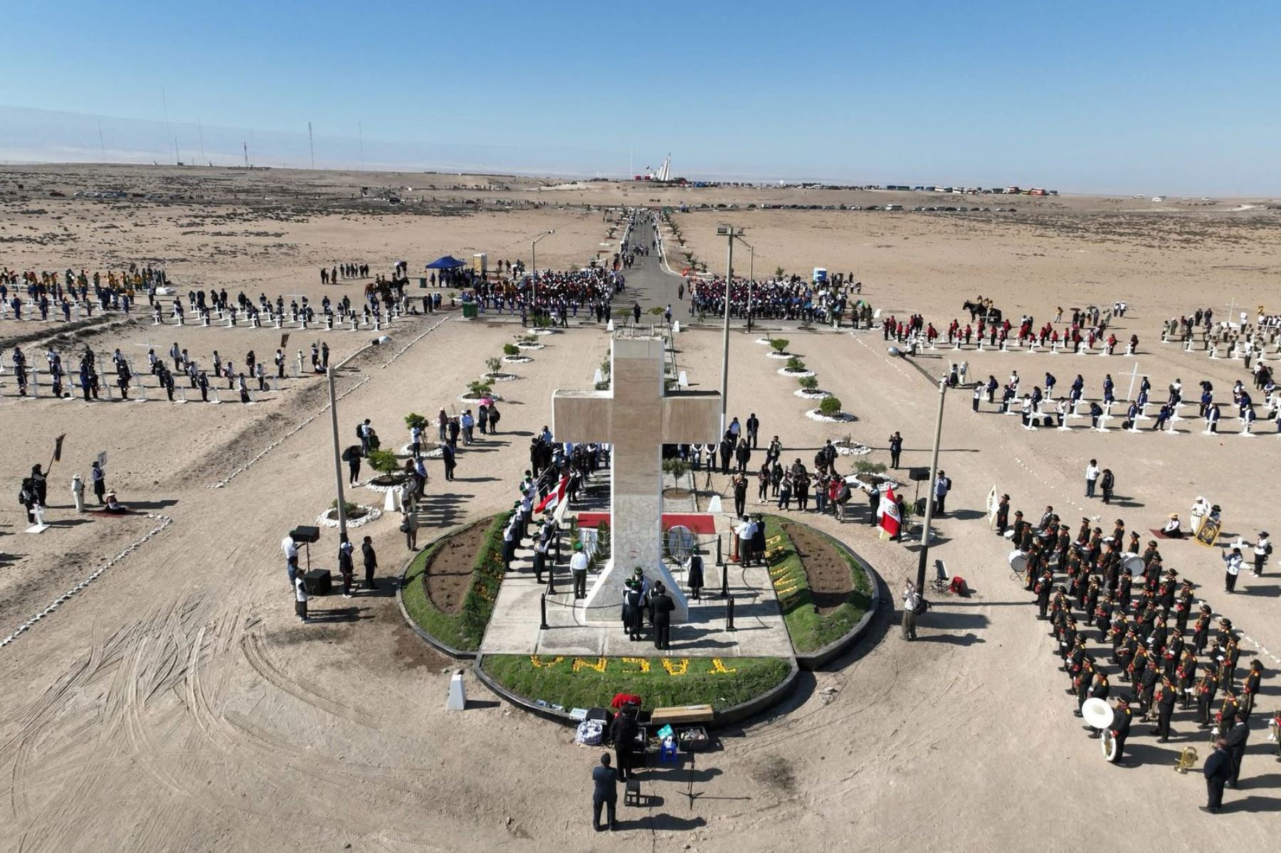 En esta ceremonia más de 200 estudiantes vestidos con trajes de la época, antes de partir hacia el Campo de la Alianza, recibieron la bendición del Padre Orestes Mamani Roque de la parroquia Virgen de la Candelaria.
 Foto: ANDINA/ Gore Tacna