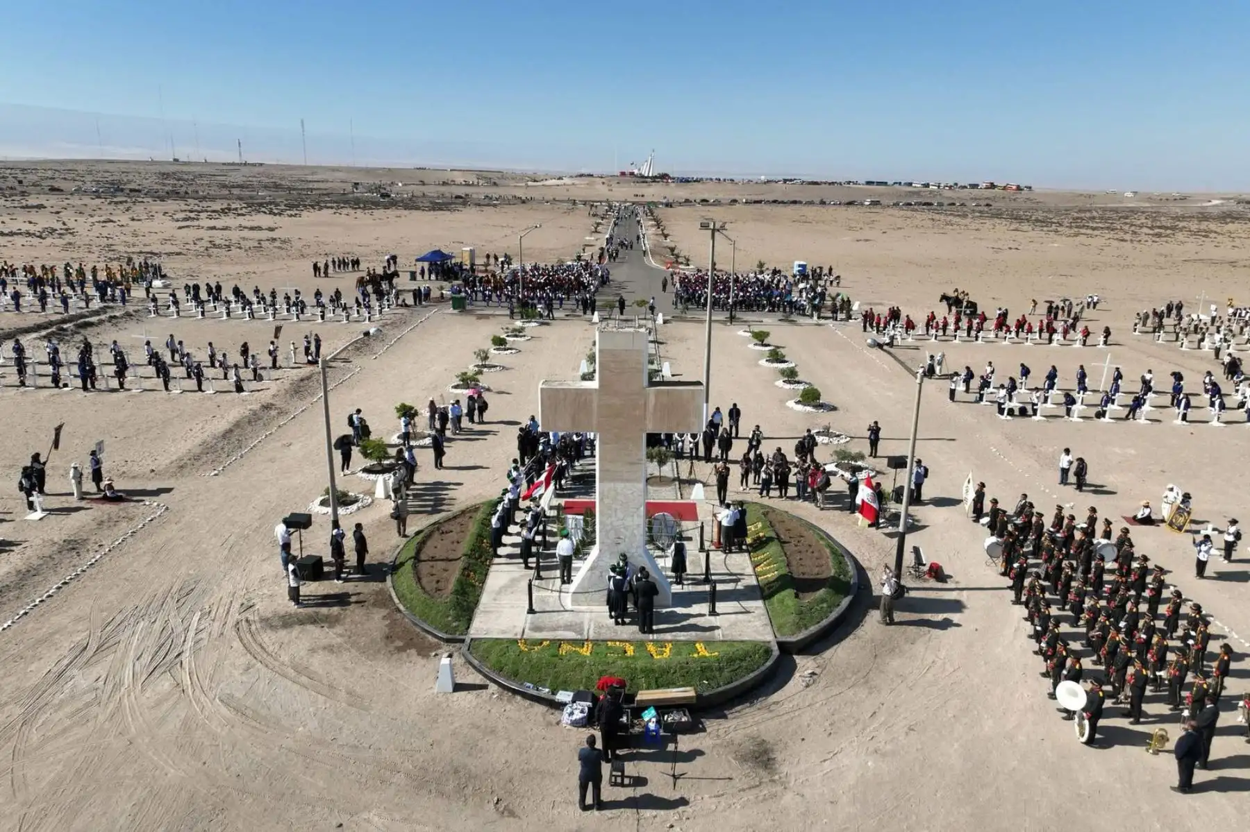 En esta ceremonia más de 200 estudiantes vestidos con trajes de la época, antes de partir hacia el Campo de la Alianza, recibieron la bendición del Padre Orestes Mamani Roque de la parroquia Virgen de la Candelaria.
 Foto: ANDINA/ Gore Tacna