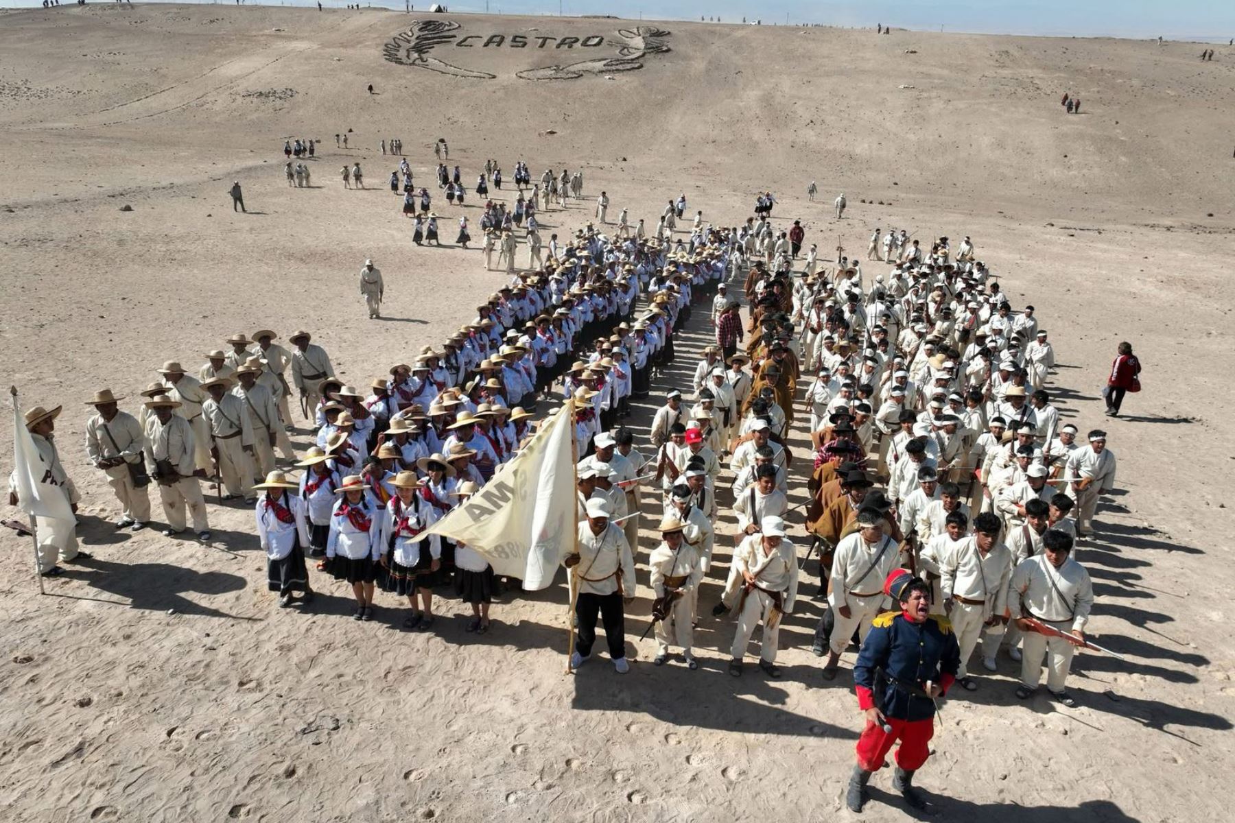 En esta ceremonia más de 200 estudiantes vestidos con trajes de la época, antes de partir hacia el Campo de la Alianza, recibieron la bendición del Padre Orestes Mamani Roque de la parroquia Virgen de la Candelaria. Foto: ANDINA/ Gore Tacna