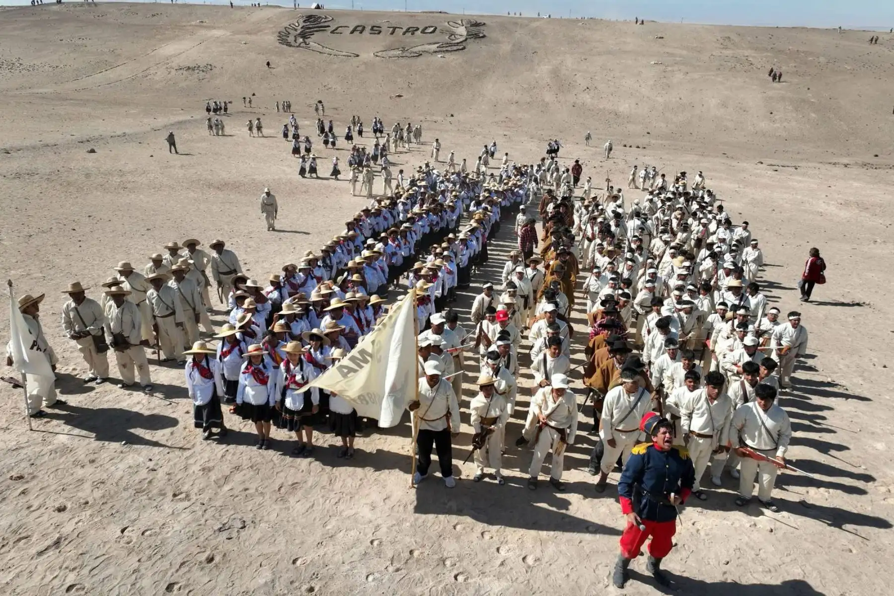 En esta ceremonia más de 200 estudiantes vestidos con trajes de la época, antes de partir hacia el Campo de la Alianza, recibieron la bendición del Padre Orestes Mamani Roque de la parroquia Virgen de la Candelaria. Foto: ANDINA/ Gore Tacna