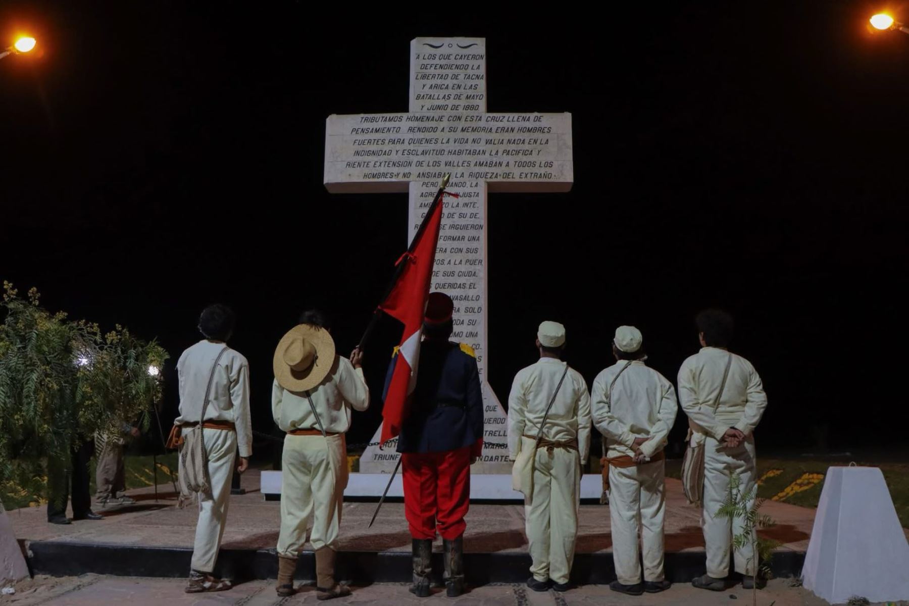 Los adolescentes ya en el Campo de la Alianza, participaron por la noche en una vigilia en memoria de los héroes de la Batalla del Alto de la Alianza.  Foto: ANDINA/ Gore Tacna