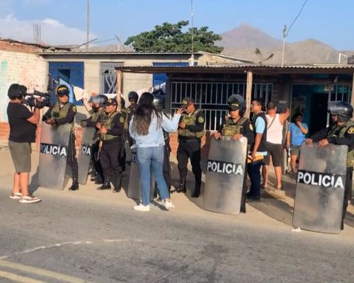 Efectivos de la Policía Nacional y representantes del Ministerio Público allanaron dos viviendas que pertenecerían a Miguel Antonio Rodríguez Díaz, alias "Cuchillo", presunto autor de la masacre de Pataz donde murieron 13 trabajadores mineros. ANDINA/Difusión