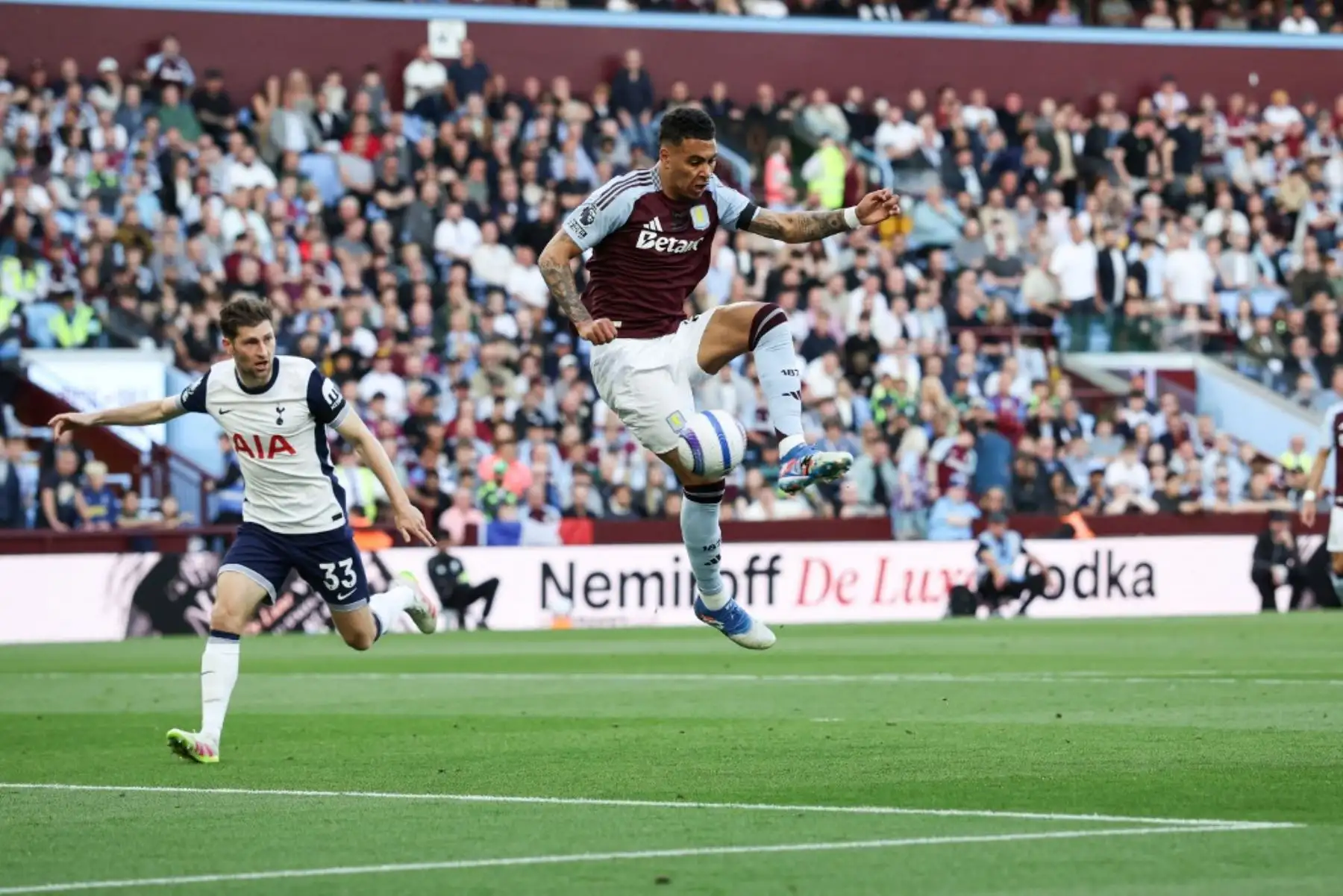El centrocampista inglés del Aston Villa, Morgan Rogers, controla el balón antes de intentar marcar un gol durante el partido de la Premier League inglesa entre Aston Villa y Tottenham Hotspur en Villa Park en Birmingham, centro de Inglaterra, el 16 de mayo de 2025. Foto: AFP