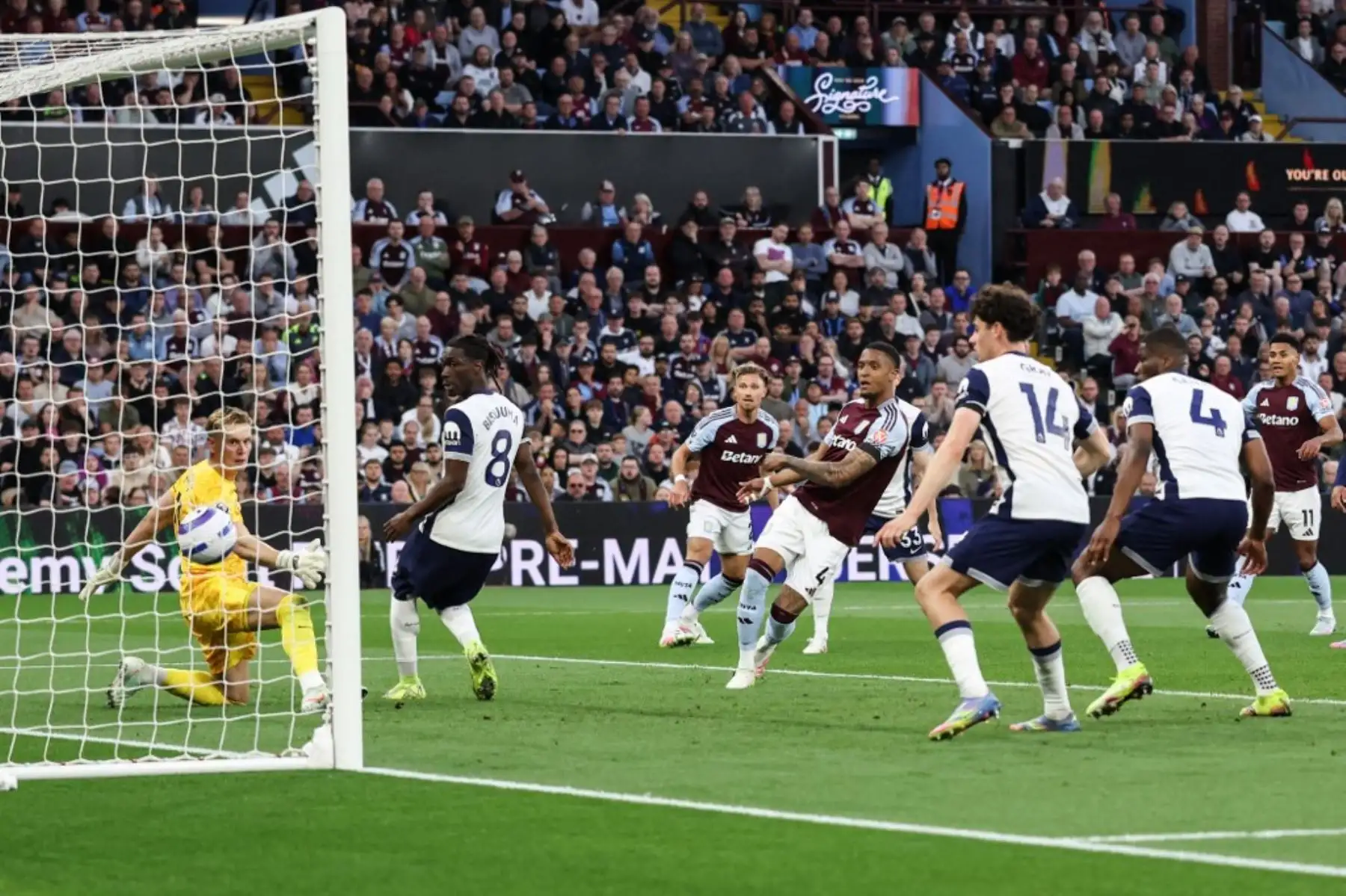 El defensor inglés del Aston Villa, Ezri Konsa, dispara y marca el primer gol de su equipo durante el partido de fútbol de la Premier League inglesa entre Aston Villa y Tottenham Hotspur en Villa Park en Birmingham, centro de Inglaterra, el 16 de mayo de 2025. Foto: AFP
