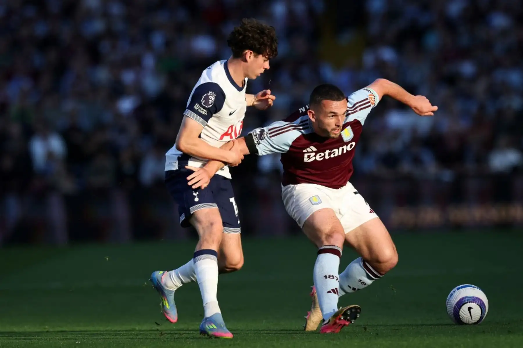 El centrocampista inglés del Tottenham Hotspur, Archie Gray, lucha por el balón con el centrocampista escocés del Aston Villa, John McGinn, durante el partido de fútbol de la Premier League inglesa entre Aston Villa y Tottenham Hotspur en Villa Park en Birmingham, centro de Inglaterra, el 16 de mayo de 2025. Foto: AFP