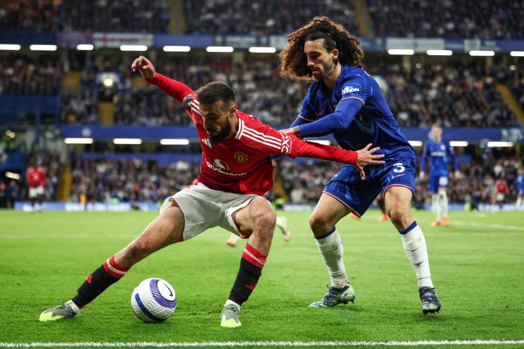El defensa marroquí del Manchester United, Noussair Mazraoui, lucha por el balón con el defensor español del Chelsea, Marc Cucurella, durante el partido de fútbol de la Premier League inglesa entre Chelsea y Manchester United en Stamford Bridge en Londres el 16 de mayo de 2025. Foto: AFP