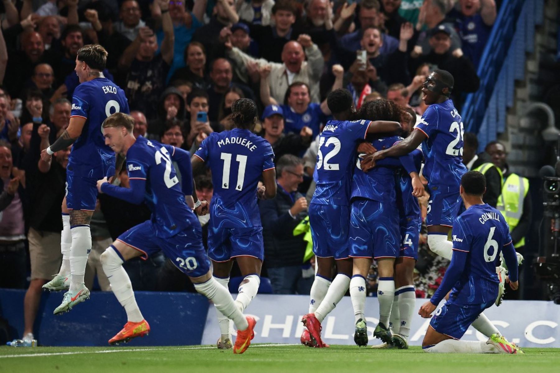 Jugadores del Chelsea celebran el primer gol a favor de su equipo durante el partido de fútbol de la Premier League inglesa entre Chelsea y Manchester United en Stamford Bridge en Londres el 16 de mayo de 2025. Foto: AFP