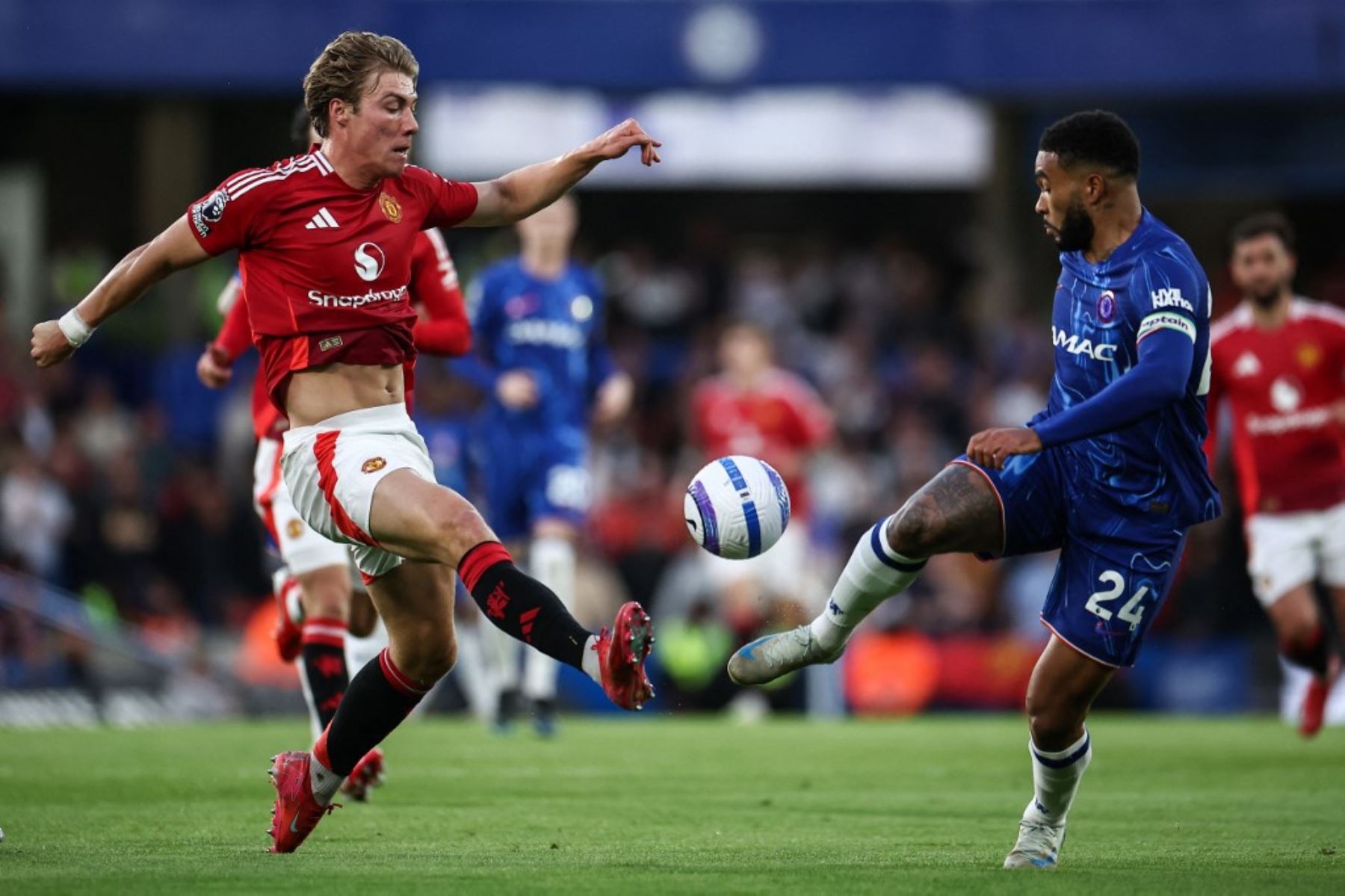 El delantero danés del Manchester United, Rasmus Hojlund, lucha por el balón con el defensor inglés del Chelsea, Reece James, durante el partido de fútbol de la Premier League inglesa entre Chelsea y Manchester United en Stamford Bridge en Londres el 16 de mayo de 2025. Foto: AFP