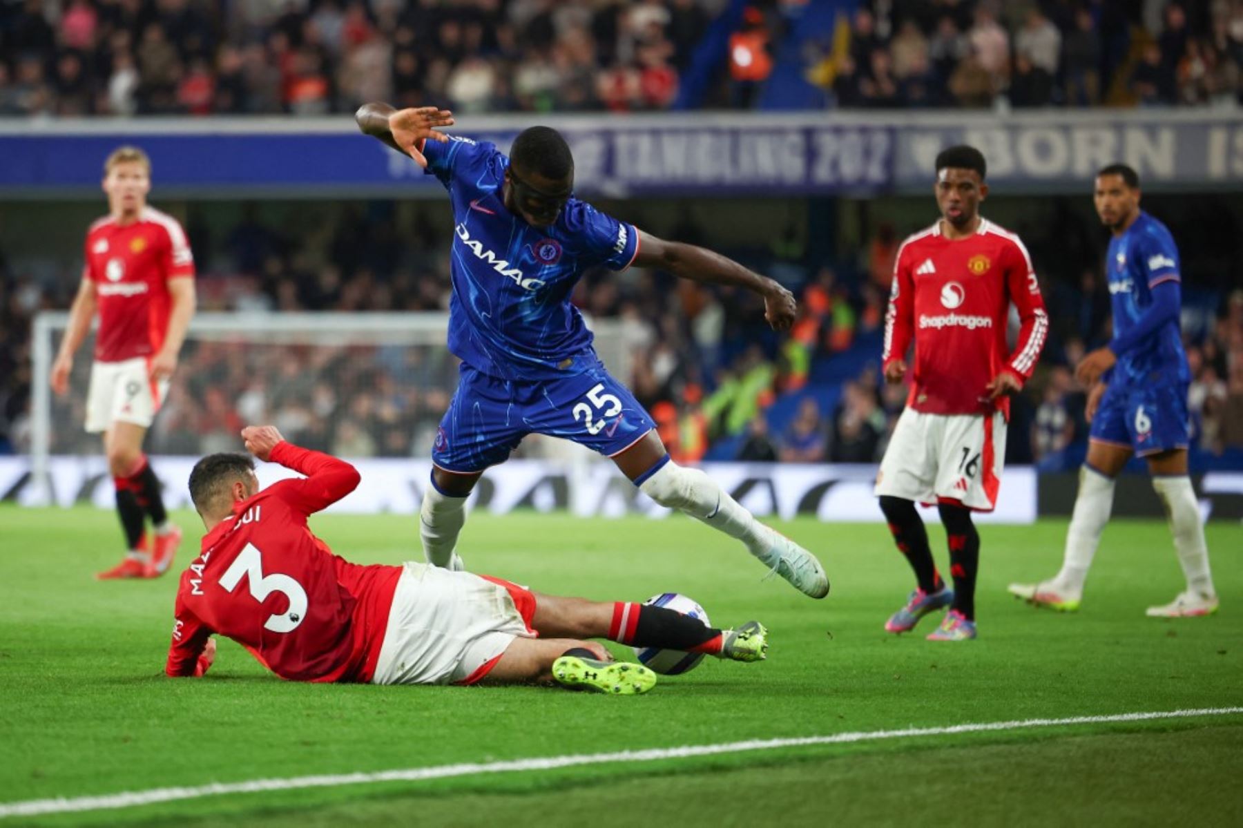 El defensor marroquí del Manchester United, Noussair Mazraoui, aborda al mediocampista ecuatoriano del Chelsea, Moisés Caicedo, durante el partido de fútbol de la Premier League inglesa entre Chelsea y Manchester United en Stamford Bridge en Londres el 16 de mayo de 2025. Foto: AFP