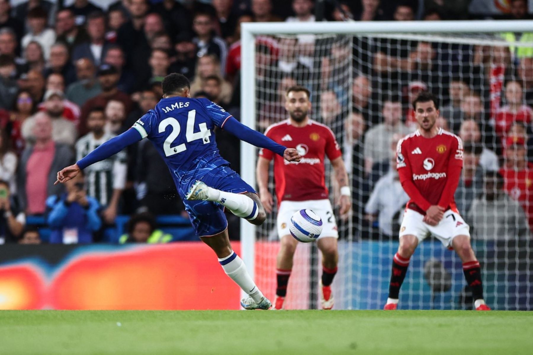 El defensor inglés del Chelsea, Reece James, dispara a puertas del arco rival durante el partido de la Premier League inglesa entre el Chelsea y el Manchester United en Stamford Bridge en Londres el 16 de mayo de 2025. Foto: AFP