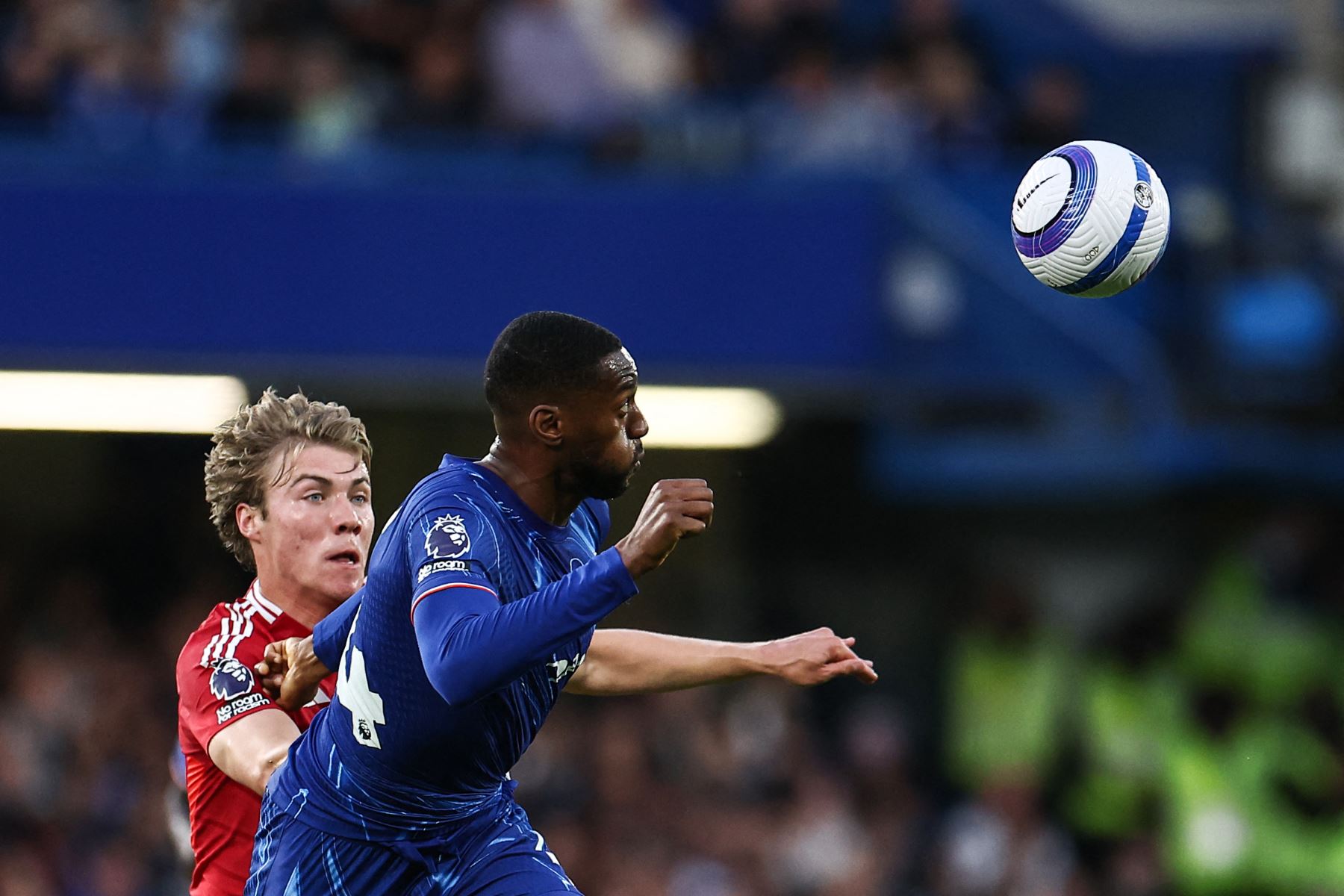 El delantero danés del Manchester United, Rasmus Hojlund, lucha por el balón con el defensor inglés del Chelsea, Tosin Adarabioyo, durante el partido de fútbol de la Premier League inglesa entre Chelsea y Manchester United en Stamford Bridge en Londres el 16 de mayo de 2025. Foto: AFP